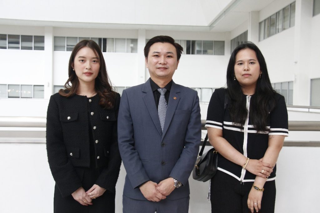 ทีมผู้บริหารของ บริษัท บัดดี้โฟน เซลส์แอนด์เซอร์วิส จำกัด พร้อมทนายจาก “เคเค ลีจิสท์” เดินทางเข้าศาล...